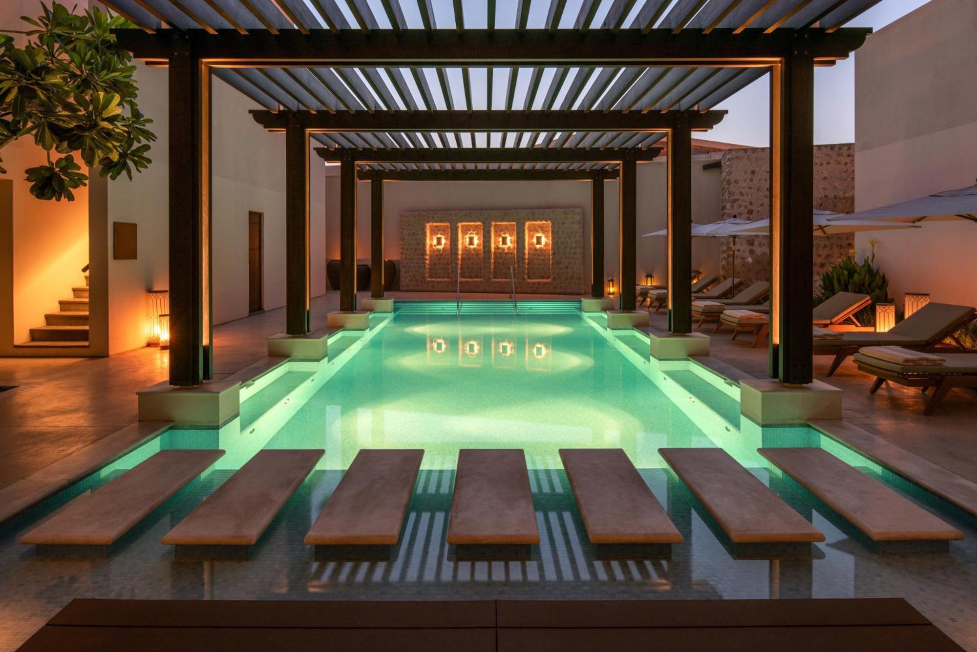Hotel The Chedi Al Bait, Szardża Zewnętrze zdjęcie The hotel's pool