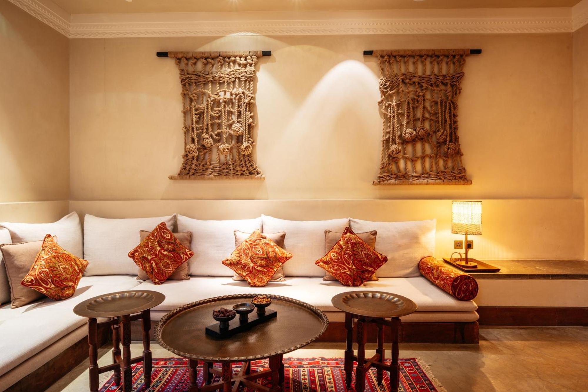 Hotel The Chedi Al Bait, Szardża Zewnętrze zdjęcie A traditional Moroccan living room