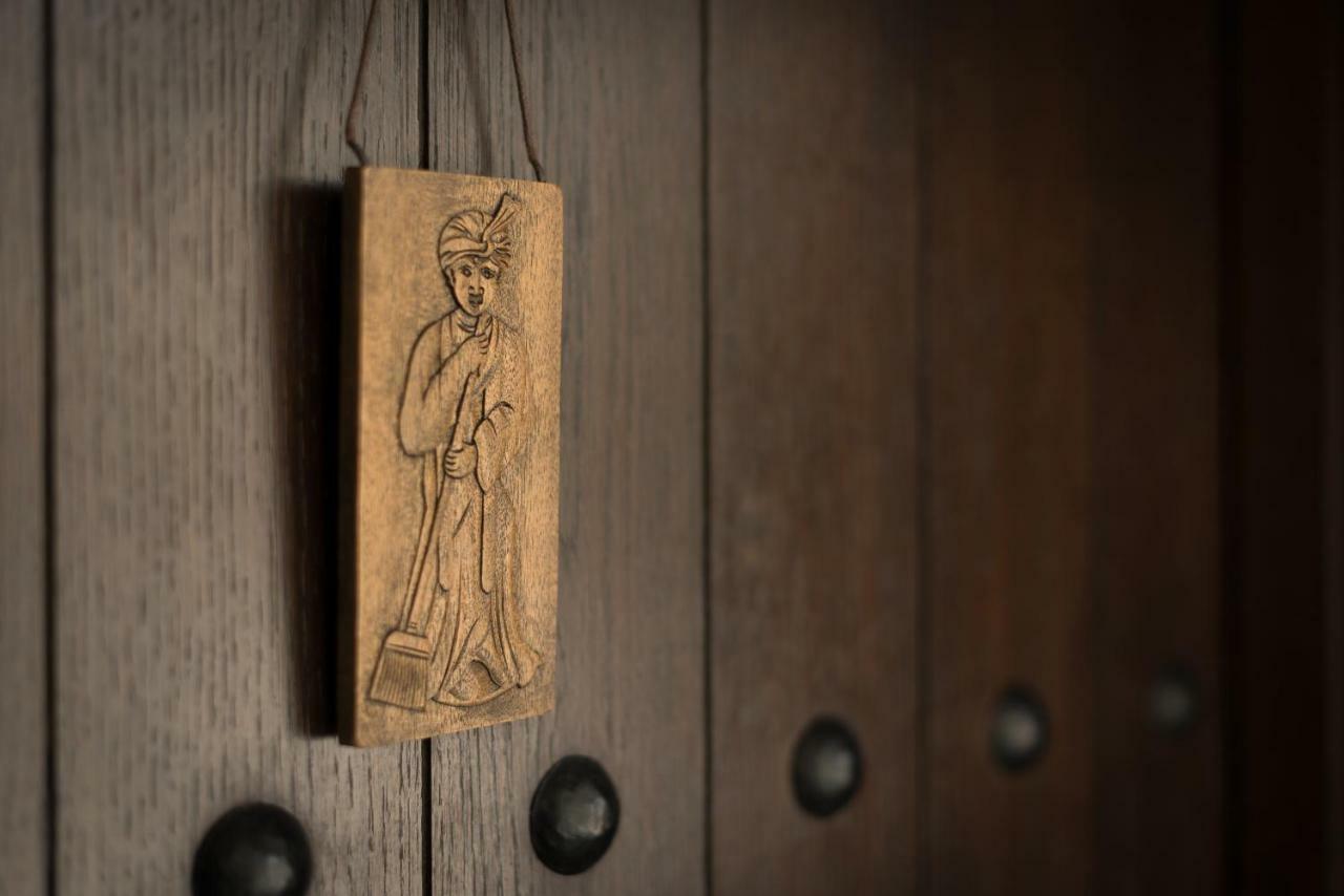 Hotel The Chedi Al Bait, Szardża Zewnętrze zdjęcie A door plaque of Saint Roch