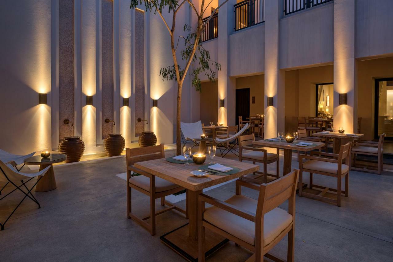 Hotel The Chedi Al Bait, Szardża Zewnętrze zdjęcie The restaurant at the hotel
